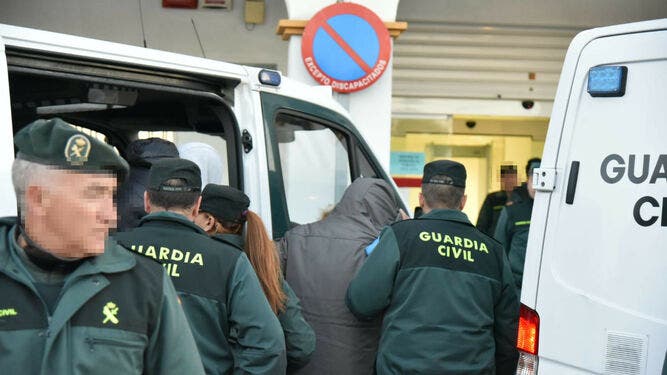 إسبانيا : تفكيك شبكة ” التهجير” واعتقال 11 من أفرادها