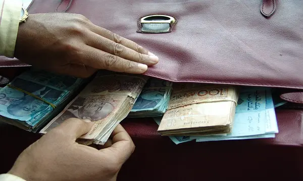 تطوان.. موظفة بمديرية الضرائب تختلس أموالا وتفر رفقة أسرتها