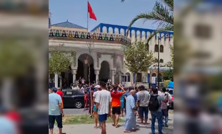 فاس ..مواطنون يحتجون أمام مقر ولاية الأمن بعد مـ..ـقتل أب لخمسة أطفال