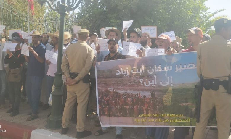 ساكنة جماعة ” تيديلي “بالحوز يحتجون امام مقر العمالة