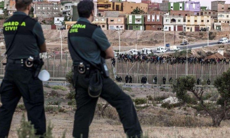 الحرس الإسباني يتدخل بقوة و يستعمل الغاز المسيل للدموع لردع المتسللين لسبتة