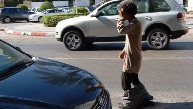الحسيمة…مختل عقليا يثير حالة من الهلع وسط المدينة  