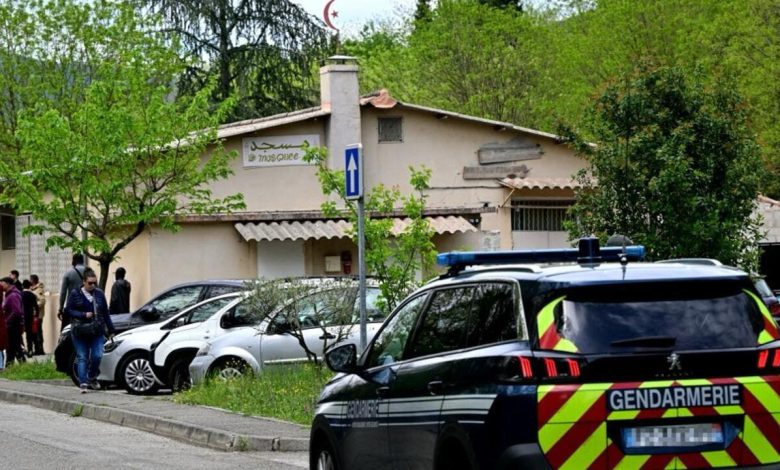 المشتبه به في جريمة طعن داخل مسجد بفرنسا يسلم نفسه للشرطة الإيطالية