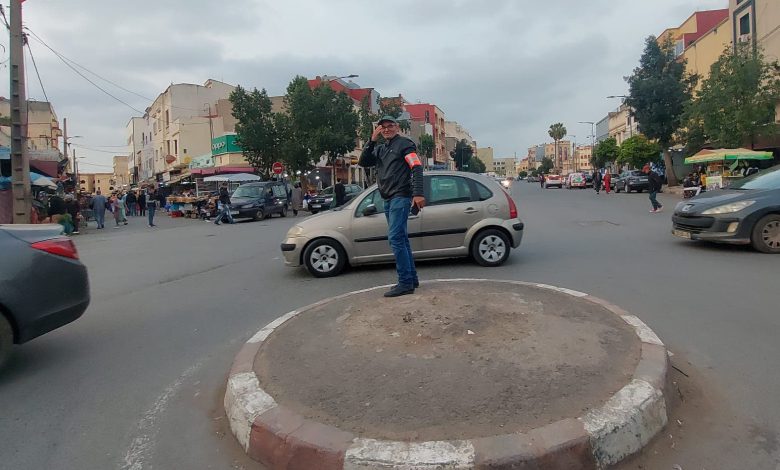 بادرة مُميزة.. عون سلطة بسطات يساهم في تسهيل حركة المرور ” فيديو”