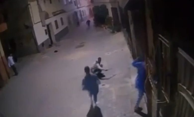 شجار بسيوف على خلفية “سوء الجوار”.. توقيف شخصين بالقصر الكبير (فيديو)