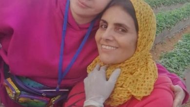 هذه حقيقة عمل الفنانة فاطمة عاكف في حقول الفراولة بإسبانيا