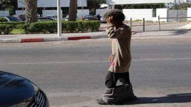 مختل عقلي يحمل سلاحًا أبيض يهدد سلامة المواطنين قرب محطة القطار بجرسيف