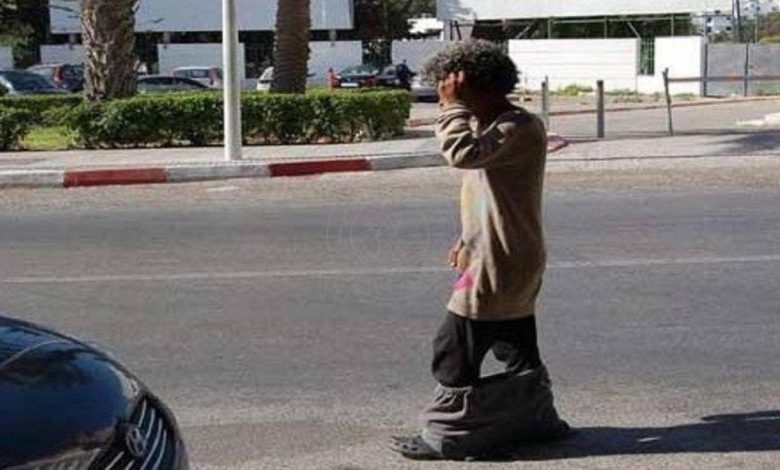 مختل عقلي يحمل سلاحًا أبيض يهدد سلامة المواطنين قرب محطة القطار بجرسيف