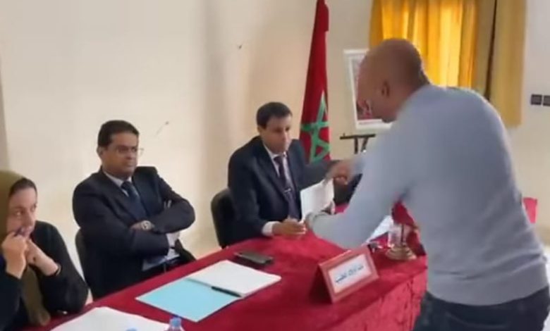 مستشار بجماعة أولاد الطيب يفجرها: “الرئيس عطاني 4 مليون رشوة باش نصوّت عليه وكليتها ليه”