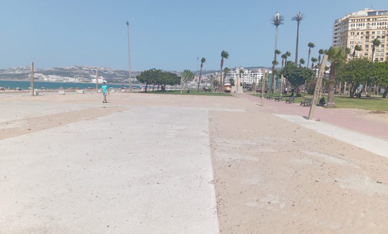 بعد فيديو “هبة بريس”.. جماعة طنجة تزيل ألعاب الأطفال “المهترئة” من الكورنيش