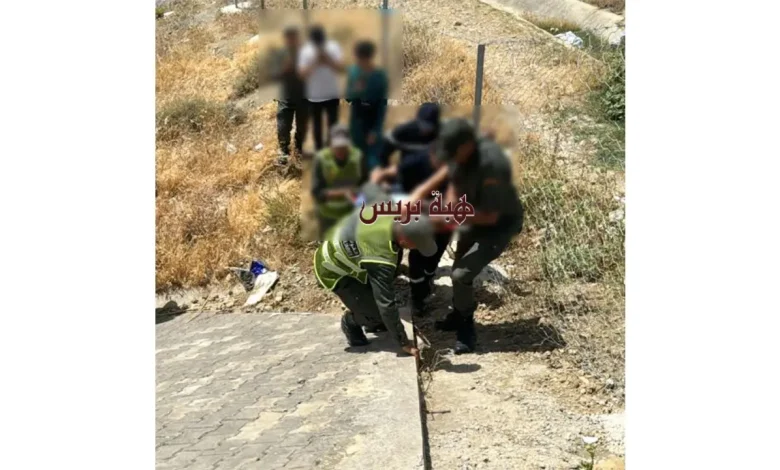 رجل يقفز من أعلى قنطرة القطار بخندق الورد في طنجة