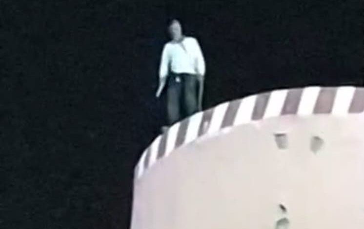 عاجل.. الأربعيني المعتصم فوق خزان مياه بأولاد يوسف يرمي بنفسه بعد مقاومة عنيفة للدرك(صور)