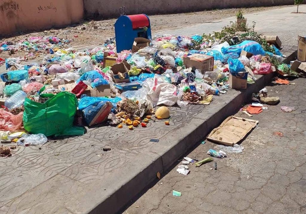 مدينة قلعة السراغنة تغرق في الأزبال بسبب إضراب عمال النظافة - صور