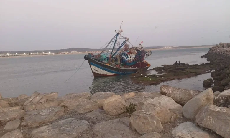 الصويرة.. مركب “سردين ” عالق بين الصخور بالميناء يستنفر السلطات