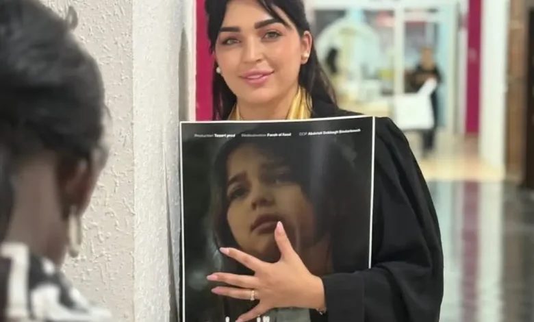 فرح الفاسي تحصل على دبلوم في الإخراج وتُطلق أول أفلامها “يتامى الأحياء” بمشاركة ابنتها