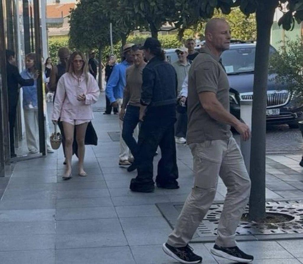 رفض دخول جينيفر لوبيز إلى شانيل في إسطنبول… وتصرفها أثار دهشة الجميع - صور