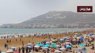 حرارة مفرطة بأكادير تخرج المواطنين من البيوت إلى الشواطئ