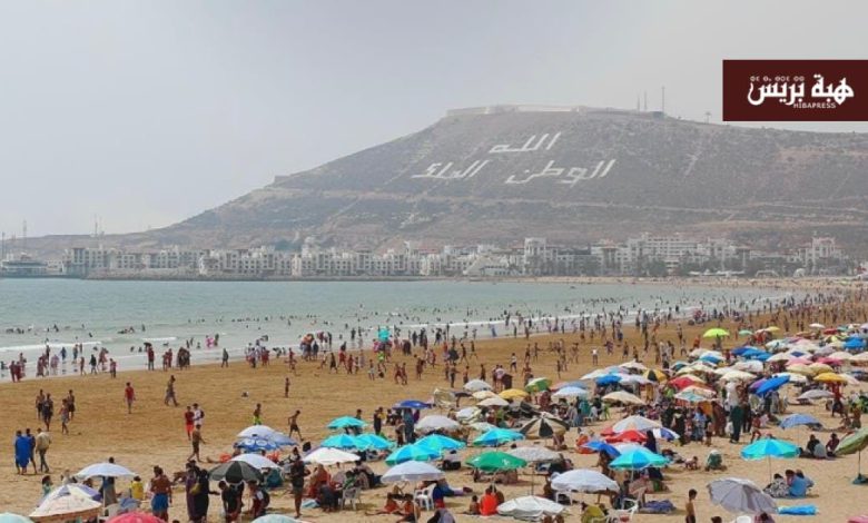 حرارة مفرطة بأكادير تخرج المواطنين من البيوت إلى الشواطئ