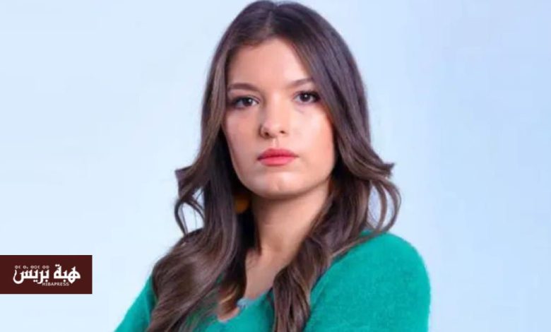 فاطمة الزهراء قنبوع عن سبب غيابها: “طاح عليا باب ديال الحديد على رجلي”